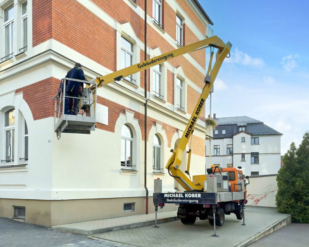 gebauderenigung-kober-hebebuehne